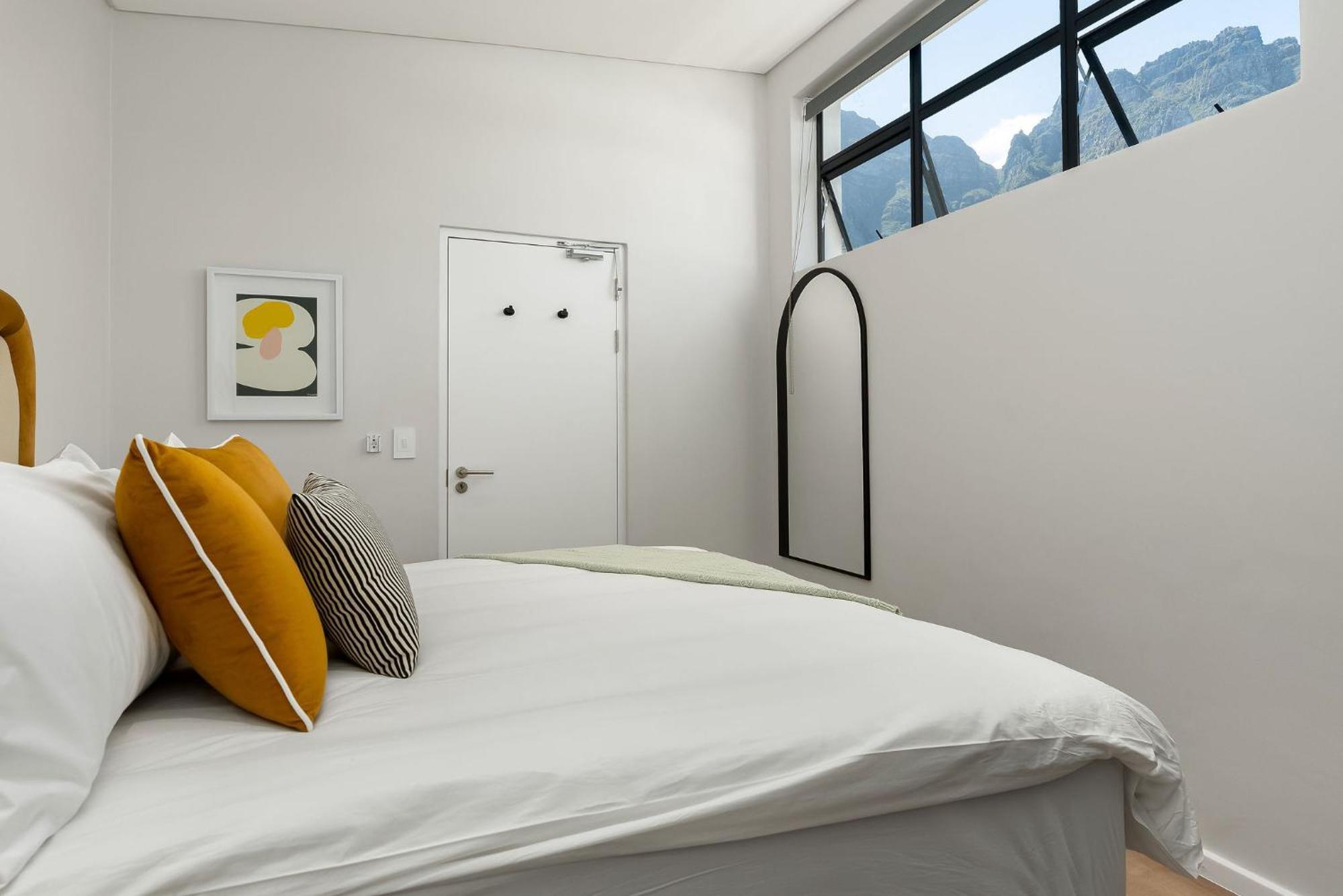 Neighbourgood 1St Crescent Camps Bay Hotell Kapstaden Rum bild